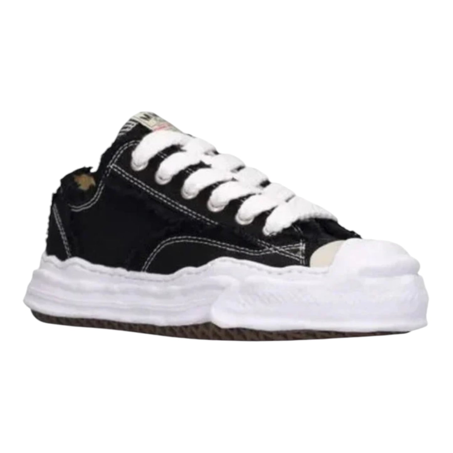 LOW TOP SNEAKER