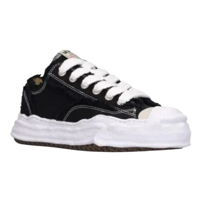 LOW TOP SNEAKER