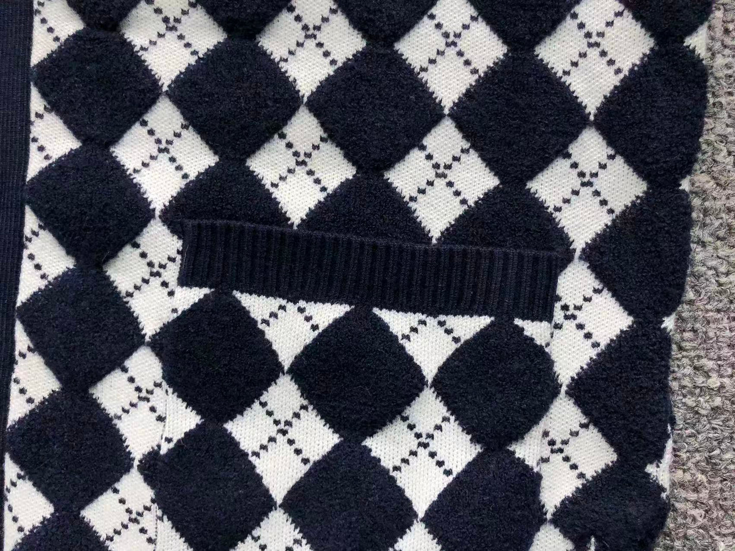 T - SWEATER
