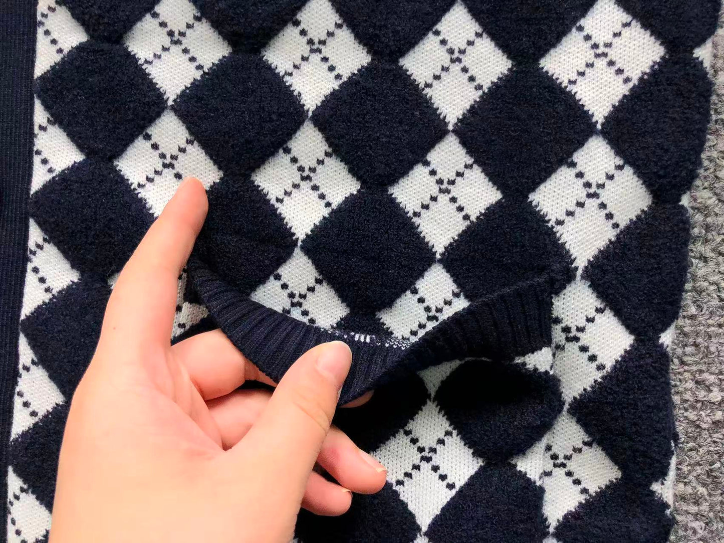 T - SWEATER