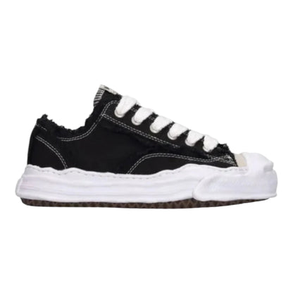 LOW TOP SNEAKER