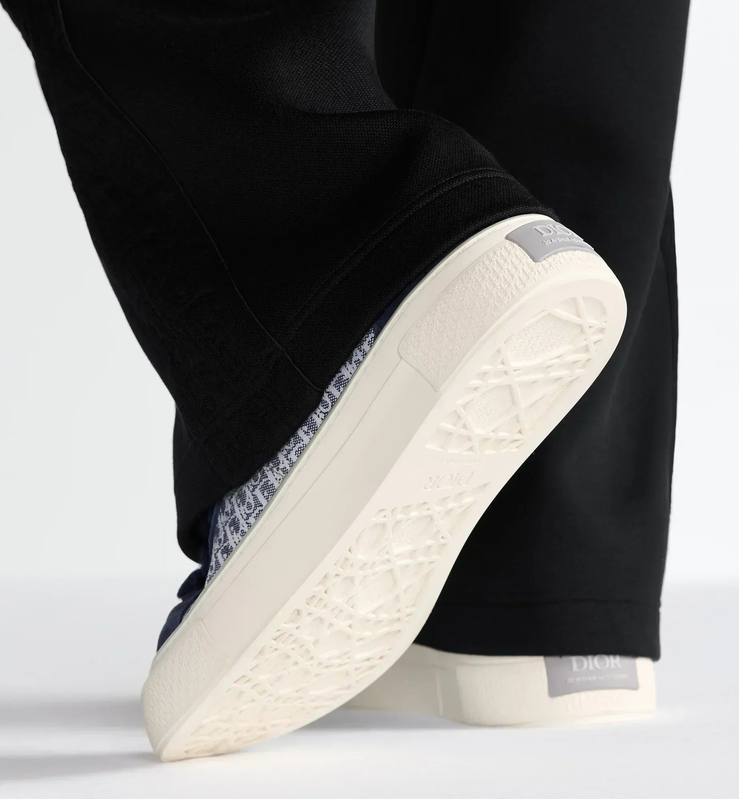 B33 Spin Sneaker